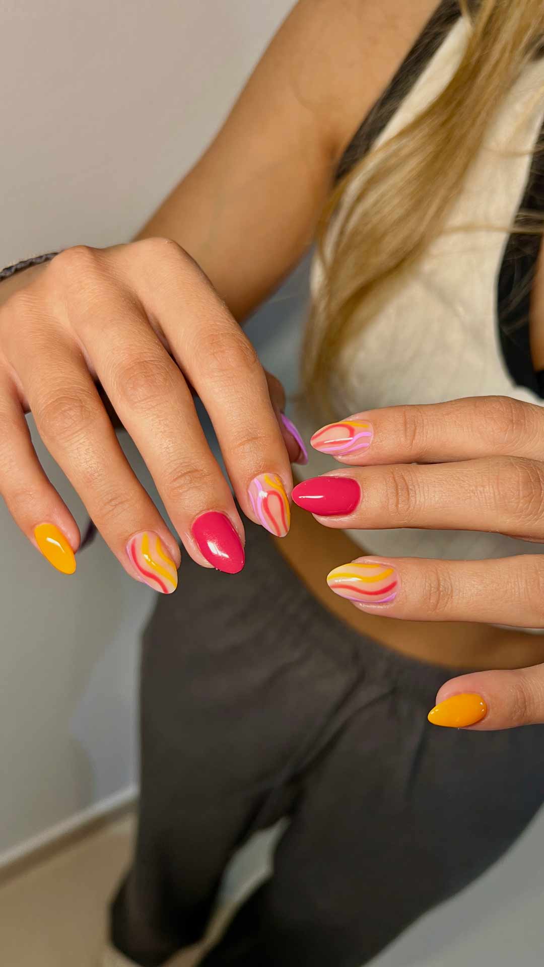 Diseño de uñas colorido